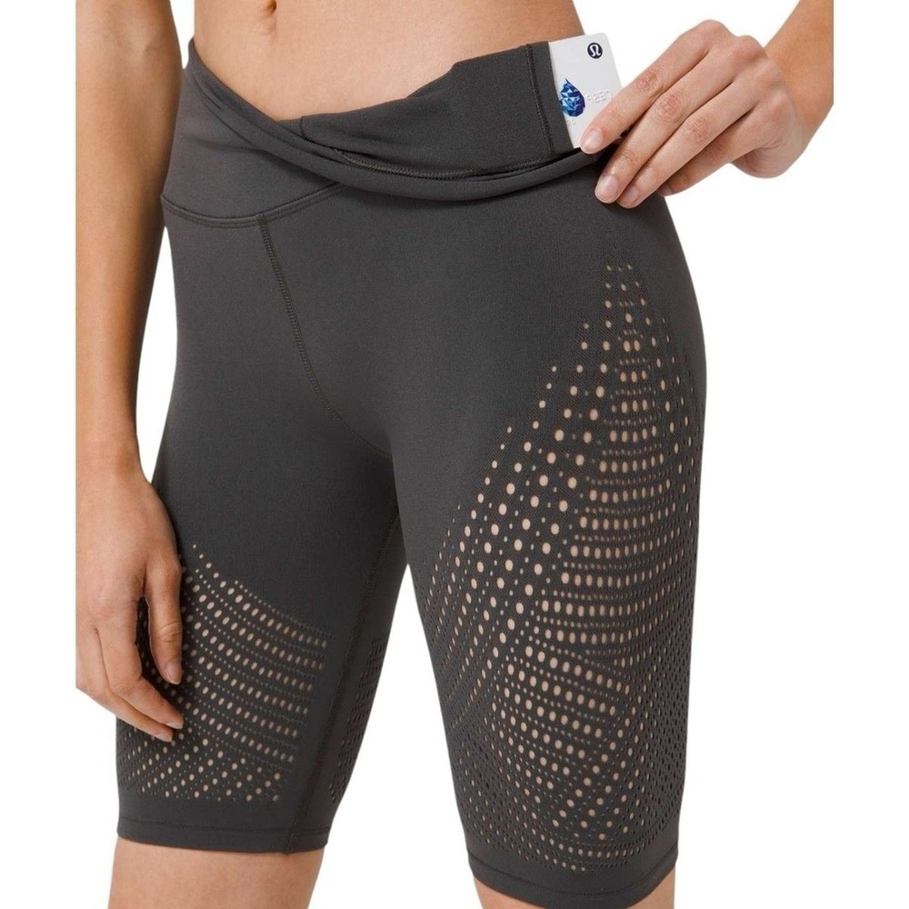 Lululemon Grey Reveal Digital Rain Biker Shorts Size 4 Athletic